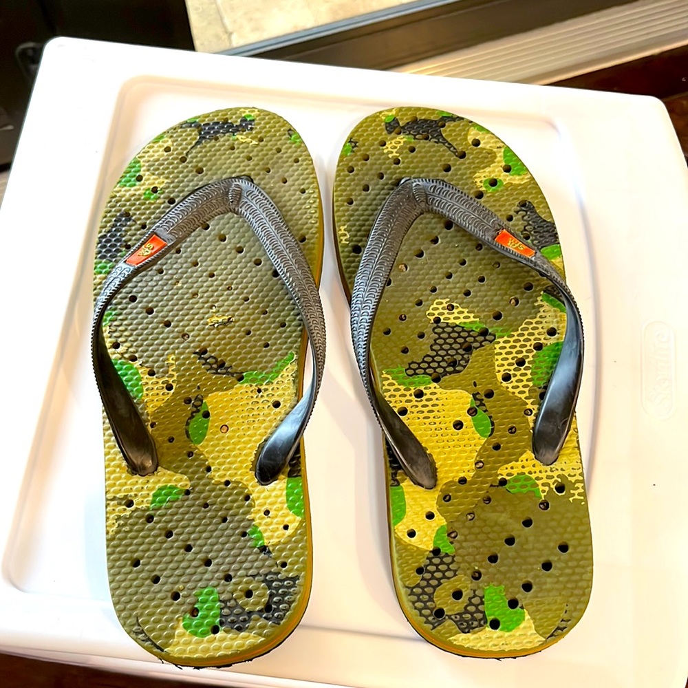 Men’s size 9 1/2 flip-flop shower shoes. Great for your feet